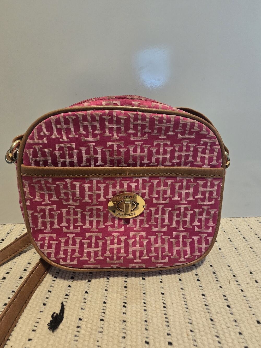 TOMMY HILFIGER SIGNATURE TH LOGO PRINT PINK JACQUARD CANTEEN CROSSBODY PURSE Y2K - Picture 1 of 9